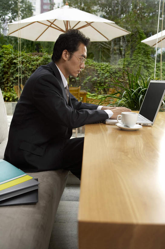 咖啡,一个人,商务人士,商务男性,坐,微笑,竖图,室内,侧面,仰视,衬衫,商务,通讯,互联网,技术,窗户,桌子,城市,玻璃,北京,中国,亚洲,套装,木制,遮阳伞,咖啡杯,领带,现代,打字,看,休闲,假日,摄影,专心,努力,忙碌,商务装,工薪阶层,活页夹,无线电技术,年轻男性,中国人,年轻人,白领,上班族,彩图,低角度拍摄,衬衣