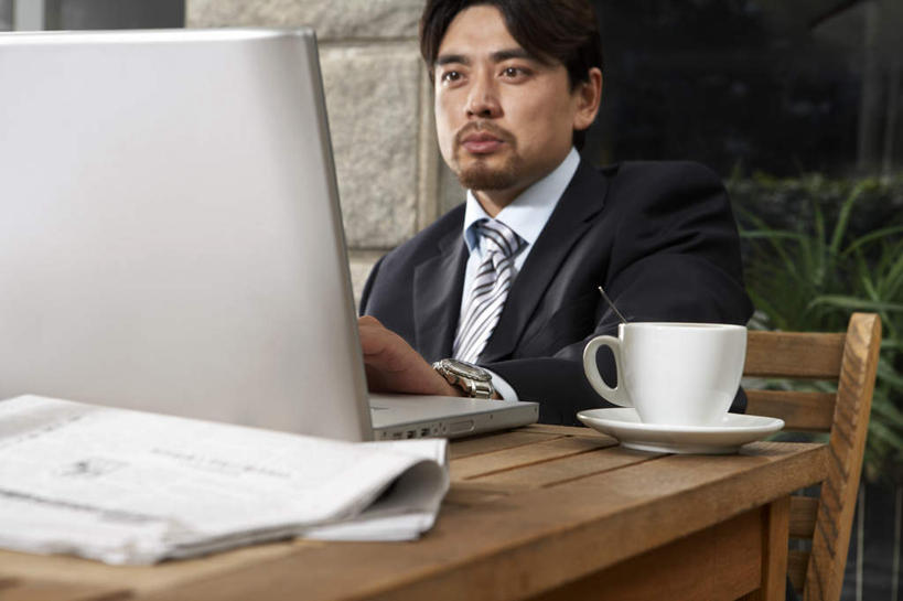 一个人,商务人士,商务男性,横图,室外,正面,仰视,衬衫,商务,笔记本电脑,互联网,技术,桌子,城市,玻璃,北京,中国,亚洲,套装,遮阳伞,咖啡杯,领带,放松,摄影,高雅,商务装,工薪阶层,年轻男性,中国人,年轻人,白领,上班族,彩图,低角度拍摄,衬衣