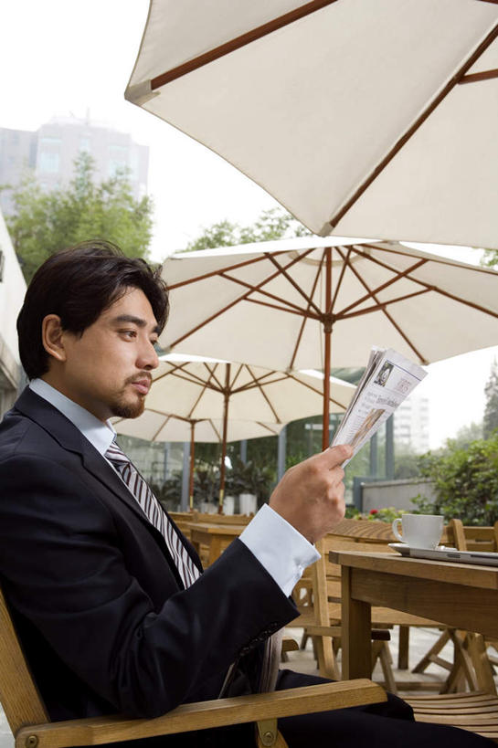 一个人,商务人士,商务男性,竖图,室外,侧面,仰视,衬衫,商务,笔记本电脑,互联网,技术,桌子,城市,报纸,北京,中国,亚洲,套装,遮阳伞,咖啡杯,领带,放松,摄影,高雅,商务装,工薪阶层,年轻男性,中国人,年轻人,白领,上班族,彩图,低角度拍摄,衬衣