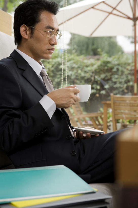 咖啡,一个人,商务人士,商务男性,坐,微笑,竖图,室内,侧面,仰视,衬衫,商务,笔记本电脑,互联网,技术,窗户,桌子,城市,玻璃,北京,中国,亚洲,套装,木制,遮阳伞,咖啡杯,领带,现代,打字,看,休闲,假日,摄影,专心,努力,忙碌,商务装,工薪阶层,活页夹,无线电技术,年轻男性,中国人,年轻人,白领,上班族,彩图,低角度拍摄,衬衣