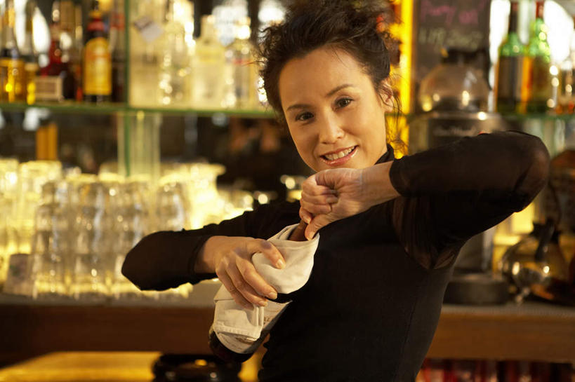 葡萄酒,东方人,成年人,中年人,老年人,一个人,酒吧,站,笑,微笑,露齿笑,横图,室内,正面,快乐,幸福,北京,亚洲,仅一个女性,仅一个人,开,瓷器,食品,酒类,饮品,拿着,娱乐,饮食,调酒师,架子,酒,酒瓶,食物,饮料,瓶子,仅一个中年女性,服务,摄影,生活方式,享乐,愉悦,可口,华贵,肖像,发球,东亚,适口,老年女性,女人,女性,中年女性,亚洲人,中国人,半身,彩图,欢乐,酒馆