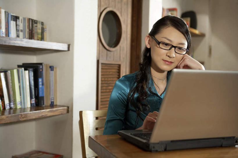 东方人,成年人,一个人,学生,书店,坐,微笑,横图,室内,白天,正面,满意,通讯,笔记本电脑,技术,书架,北京,中国,亚洲,仅一个年轻女性,仅一个女性,仅一个人,撑,敲打,眼镜,联系,托腮,输入,打字,托,思考,个性,摄影,点击,敲击,专心,高雅,托下巴,咖啡店,网上冲浪,东亚,无线电技术,按键,计算机,年轻女性,女人,女性,亚洲人,中国人,年轻人,书,半身,彩图,独处