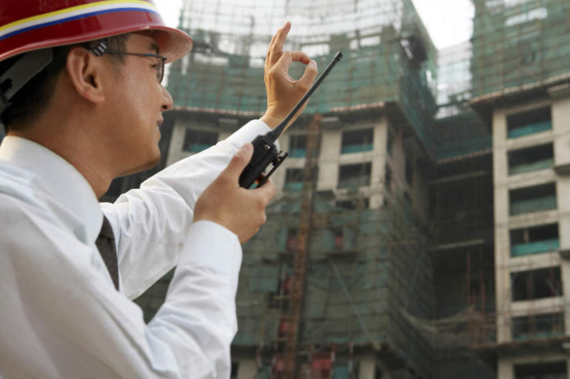 东方人,成年人,中年人,一个人,商务人士,设计师,工程师,建筑师,商务男性,站,微笑,横图,竖图,室外,白天,侧面,衬衫,商务,讨论,满意,通讯,旅途,胜利,建筑业,技术,摩天大楼,亚洲,捆扎,套装,正装,钢铁,瓷器,眼镜,大喊,拿着,脚手架,安全帽,收音机,建筑工地,看,手势,职业,同意,想,ok手势,投资,工业,指导,灵感,专心,领导,都市风光,星期,运送,努力,出示,商务装,梦想,蓝图,工薪阶层,东亚,发展,北京市,无线电技术,技能,把握,男人,男性,中年男性,亚洲人,中国人,白领,上班族,半身,彩图,衬衣,欢乐,打手势,同意手势,苦尽甘来,掌控,节目单