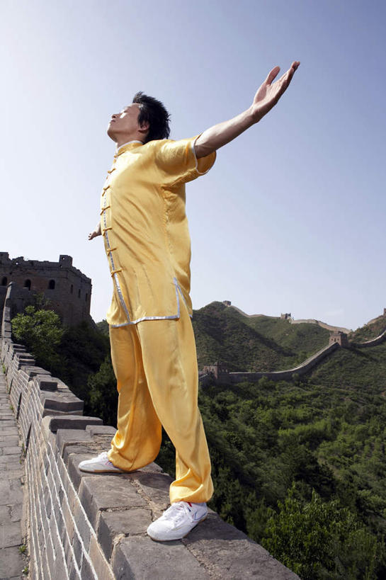 东方人,老年人,一个人,运动员,站,举,竖图,室外,白天,留白,侧面,锻炼,快乐,自由,成功,比赛,运动,信心,竞争,武术,美景,山,山脉,长城,日光,亚洲,伸展,准备,体操,瓷器,景观,围墙,训练,拿着,历史,娱乐,传统,城墙,黄色,自然,地标建筑,夏天,手势,托,职业,休闲,景色,安静,活力,力量,平衡,想,伸手,生长,生活方式,宁静,动作,专心,练习,体育运动,中国文化,自然风光,问候,出示,田径运动,想象,弹性,东亚,坚持,万里无云,北京市,稳定,技能,能力,体育,男人,男性,年轻男性,亚洲人,中国人,年轻人,体育运动员,运动选手,举起,举手,举着,向上举,向上伸,向上托,张开手臂,彩图,传统服装,健身,奥运会,打手势,传统文化,精力,独处,韧性,结尾,苦尽甘来