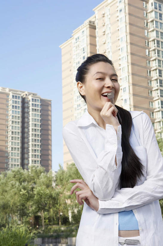 一个人,银行,站,笑,竖图,室外,正面,仰视,满意,幸福,安全,河流,城市,北京,中国,亚洲,服装,T恤,现代,刺激,衣服,夏天,看,乐趣,凝视,摄影,服饰,希望,环境,专心,享乐,衣着,穿着,运送,房地产,肖像,出示,选择,想象,繁荣,衣饰,开端,年轻女性,中国人,年轻人,触摸,低角度拍摄,机遇,房屋建设,摆拍