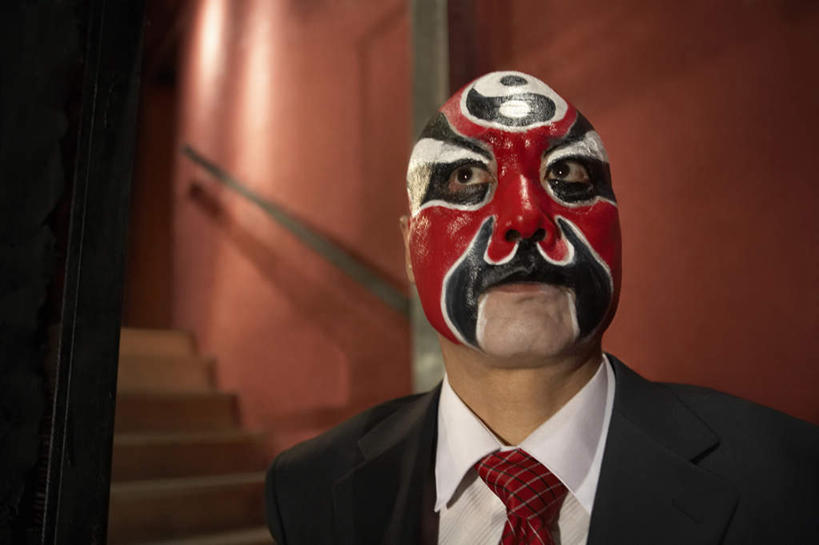 东方人,中年人,老年人,脸,头,脸颊,秃头,一个人,商务人士,演员,电影明星,商务男性,舞台,站,横图,竖图,室内,正面,衬衫,商务,楼梯,亚洲,捆扎,套装,正装,瓷器,传统,肩膀,概念,想,遮,遮掩,工业,灵感,掩盖,遮挡,中国文化,决心,商务装,改变,伪装,反差,比例,工薪阶层,京剧,东亚,东亚文化,遮盖,北京市,歌剧,掩饰,老年男性,亚洲人,中国人,头部,光头,无发,脸部,脸蛋,面部,白领,上班族,影视明星,彩图,衬衣,中国戏曲,防护面罩,传统文化,京剧演员