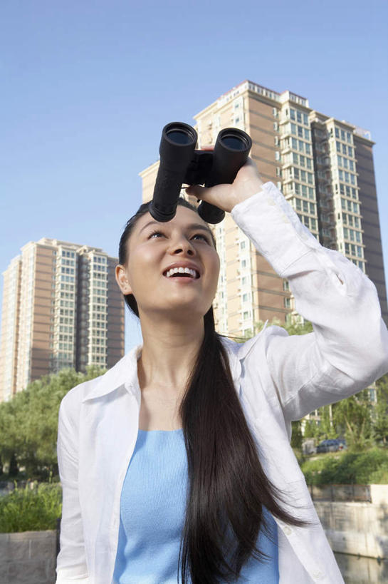 一个人,银行,站,微笑,竖图,室外,正面,仰视,幸福,城市,北京,中国,亚洲,服装,T恤,方向,现代,衣服,夏天,看,想,凝视,摄影,服饰,希望,环境,专心,衣着,穿着,运送,肖像,选择,想象,双筒望远镜,繁荣,衣饰,年轻女性,中国人,年轻人,半身,低角度拍摄,机遇,房屋建设,摆拍