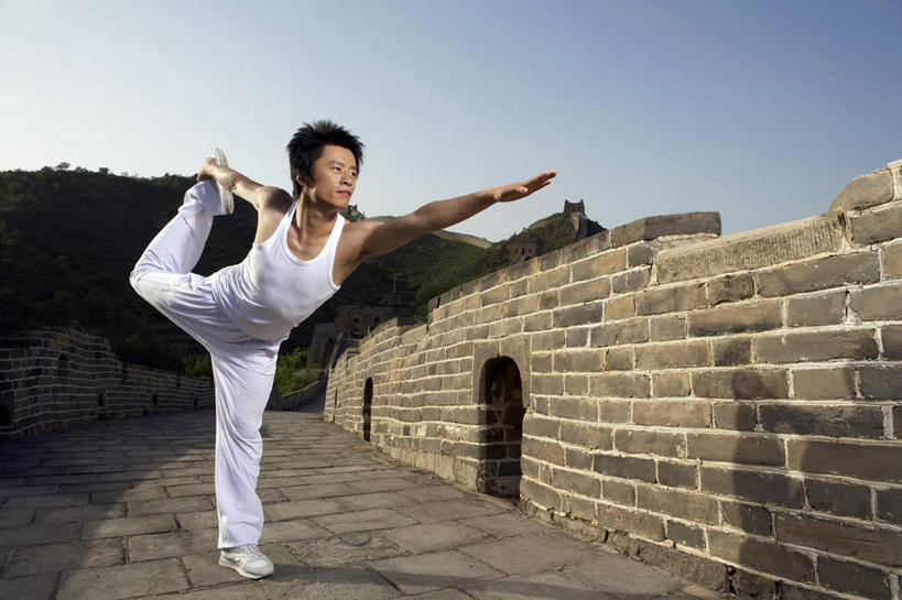 东方人,老年人,健壮,一个人,运动员,站,举,微笑,横图,室外,白天,留白,侧面,运动服,锻炼,快乐,自由,骄傲,成功,比赛,运动,信心,竞争,美景,日落,山,长城,日光,亚洲,表演,伸展,准备,体操,瓷器,景观,围墙,训练,历史,娱乐,传统,城墙,白色,自然,地标建筑,夏天,看,托,职业,休闲,景色,安静,放松,活力,力量,平衡,凝视,伸手,瑜珈,汗衫,生长,宁静,支撑,动作,专心,高雅,享乐,练习,体育运动,愉悦,清新,中国文化,自然风光,出示,田径运动,弹性,东亚,坚持,万里无云,北京市,稳定,灵性,技能,能力,体育,男人,男性,年轻男性,亚洲人,中国人,年轻人,休闲活动,体育运动员,运动选手,举起,举手,举着,向上举,向上伸,向上托,张开手臂,彩图,健身,欢乐,精力,韧性,苦尽甘来