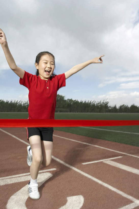 东方人,儿童,手,一个人,学生,运动员,足球场,举,笑,微笑,露齿笑,竖图,室外,白天,留白,运动服,运动鞋,爱情,锻炼,夜生活,快乐,满意,兴奋,自由,幸福,纯洁,旅途,热情,成功,胜利,比赛,运动,信心,竞争,赛跑,玫瑰,亚洲,仅一个女性,仅一个人,装饰,瓷器,云,跑道,玫瑰花,教育,浪漫,训练,大喊,娱乐,体育场,袜子,顶部,刺激,草,树,小孩,红色,手势,托,仅一个小孩,休闲,温暖,温馨,恩爱,光彩,决定,可爱,力量,童年,童趣,奋斗,生长,华丽,修饰,点缀,和睦,马尾辫,知识,享乐,练习,体育运动,愉悦,奖牌,终点线,感动,荣誉,田径运动员,田径运动,奖品,童真,东亚,烂漫,无邪,坚持,慢跑,北京市,结束,衬托,美观,雅致,雅观,尊敬,荣耀,能力,光荣,获胜,体育,天真,刺玫花,徘徊花,女孩,女人,女性,亚洲人,中国人,孩子,手臂,体育运动员,运动选手,举起,举手,举着,向上举,向上伸,向上托,彩图,健身,欢乐,融洽,女生,办公室职员,打手势,韧性,苦尽甘来