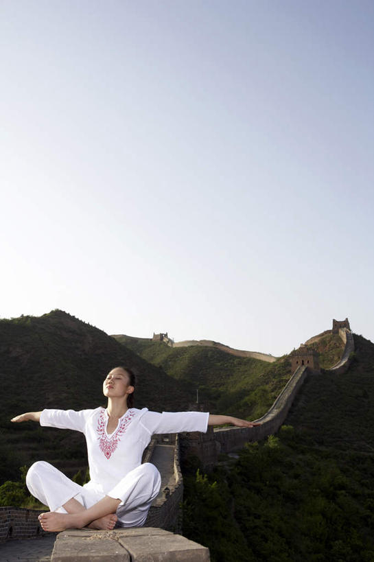 东方人,老年人,一个人,运动员,坐,举,竖图,室外,白天,留白,正面,锻炼,快乐,自由,成功,比赛,运动,信心,竞争,美景,日落,山,山脉,长城,日光,亚洲,仅一个年轻女性,仅一个女性,仅一个人,表演,伸展,体操,瓷器,景观,围墙,训练,二郎腿,拿着,休闲装,历史,娱乐,传统,城墙,白色,自然,地标建筑,夏天,托,职业,休闲,景色,安静,放松,活力,力量,平衡,想,伸手,瑜珈,生长,生活方式,宁静,动作,专心,高雅,练习,体育运动,清新,中国文化,自然风光,出示,田径运动,想象,弹性,东亚,坚持,万里无云,北京市,莲花坐式,稳定,灵性,技能,能力,体育,年轻女性,女人,女性,亚洲人,中国人,年轻人,休闲活动,体育运动员,运动选手,闭着眼睛,举起,举手,举着,向上举,向上伸,向上托,张开手臂,彩图,传统服装,健身,精力,韧性,结尾,苦尽甘来