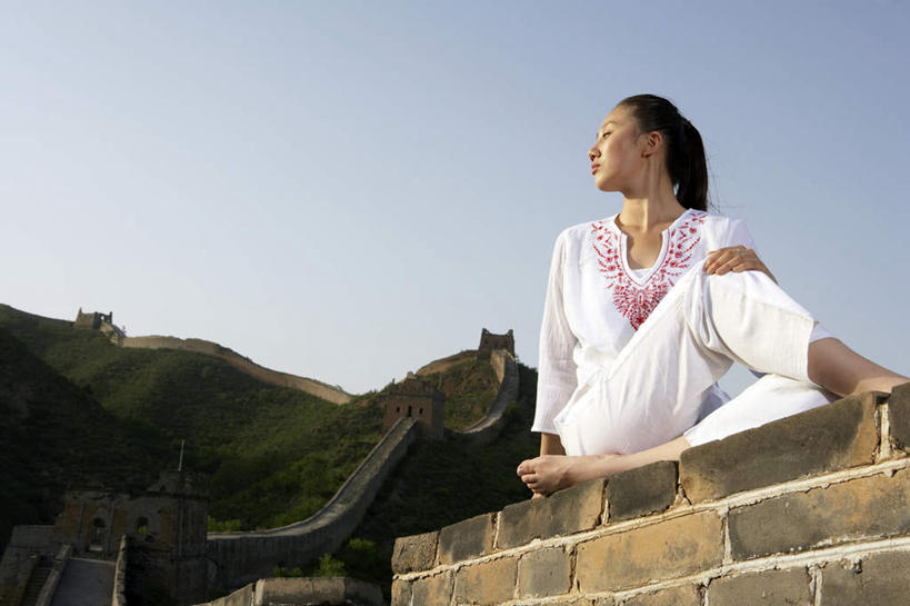 东方人,老年人,一个人,运动员,坐,横图,室外,白天,留白,正面,仰视,锻炼,快乐,自由,成功,比赛,运动,信心,竞争,美景,日落,山,长城,日光,亚洲,仅一个年轻女性,仅一个女性,仅一个人,伸展,体操,瓷器,景观,围墙,训练,二郎腿,休闲装,历史,娱乐,传统,城墙,白色,自然,地标建筑,夏天,看,职业,休闲,景色,安静,放松,活力,力量,平衡,想,凝视,转,瑜珈,生长,生活方式,宁静,动作,专心,高雅,练习,体育运动,中国文化,自然风光,出示,田径运动,想象,弹性,东亚,坚持,万里无云,北京市,稳定,灵性,技能,能力,体育,年轻女性,女人,女性,亚洲人,中国人,年轻人,休闲活动,体育运动员,运动选手,彩图,低角度拍摄,传统服装,健身,精力,韧性,苦尽甘来