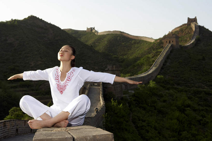 东方人,老年人,一个人,运动员,坐,举,横图,室外,白天,留白,正面,锻炼,快乐,自由,成功,比赛,运动,信心,竞争,美景,日落,山,山脉,长城,日光,亚洲,仅一个年轻女性,仅一个女性,仅一个人,表演,伸展,体操,瓷器,景观,围墙,训练,二郎腿,拿着,休闲装,历史,娱乐,传统,城墙,白色,自然,地标建筑,夏天,托,职业,休闲,景色,安静,放松,活力,力量,平衡,想,伸手,瑜珈,生长,生活方式,宁静,动作,专心,高雅,练习,体育运动,清新,中国文化,自然风光,出示,田径运动,想象,弹性,东亚,坚持,万里无云,北京市,莲花坐式,稳定,灵性,技能,能力,体育,年轻女性,女人,女性,亚洲人,中国人,年轻人,休闲活动,体育运动员,运动选手,闭着眼睛,举起,举手,举着,向上举,向上伸,向上托,张开手臂,彩图,传统服装,健身,精力,韧性,结尾,苦尽甘来