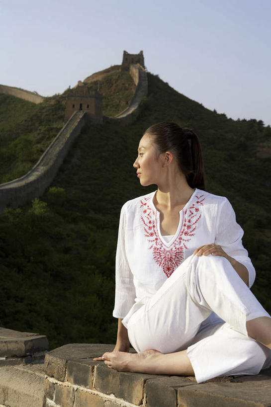 东方人,老年人,一个人,运动员,坐,竖图,室外,特写,白天,正面,锻炼,快乐,自由,成功,比赛,运动,信心,竞争,美景,日落,山,山脉,长城,日光,亚洲,仅一个年轻女性,仅一个女性,仅一个人,伸展,体操,瓷器,景观,围墙,训练,二郎腿,休闲装,历史,娱乐,传统,城墙,白色,自然,地标建筑,夏天,看,职业,休闲,景色,安静,放松,活力,力量,平衡,想,凝视,转,瑜珈,生长,生活方式,宁静,动作,专心,高雅,练习,体育运动,清新,中国文化,自然风光,田径运动,想象,弹性,东亚,坚持,万里无云,北京市,稳定,灵性,技能,能力,体育,年轻女性,女人,女性,亚洲人,中国人,年轻人,休闲活动,体育运动员,运动选手,彩图,传统服装,健身,精力,韧性,苦尽甘来