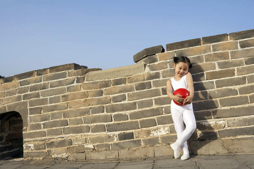 东方人,儿童,老年人,一个人,学生,运动员,站,笑,微笑,露齿笑,横图,室外,白天,留白,正面,锻炼,快乐,自由,纯洁,骄傲,比赛,运动,信心,竞争,美景,日落,长城,日光,亚洲,仅一个女性,仅一个人,准备,体操,瓷器,景观,围墙,训练,拿着,历史,娱乐,城墙,刺激,小孩,红色,白色,自然,地标建筑,夏天,看,靠,靠着,仅一个小孩,职业,休闲,球体,景色,安静,放松,活力,可爱,童年,童趣,凝视,生长,宁静,专心,高雅,优美,享乐,练习,体育运动,愉悦,清新,中国文化,自然风光,出示,田径运动,自由体操,童真,东亚,烂漫,无邪,发展,艺术体操,万里无云,北京市,快活,欢愉,康乐,技能,体育,天真,女孩,女人,女性,亚洲人,中国人,孩子,体育运动员,运动选手,彩图,健身,高兴,欢乐,女生,紧身连衣裤,苦尽甘来