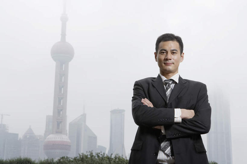 东方人,成年人,中年人,一个人,商务人士,商务男性,停车场,站,双手交叉,横图,室外,白天,留白,正面,仰视,衬衫,度假,商务,自由,成功,信心,竞争,建筑业,美景,天际线,雾,车库,城市风光,城市,街道,摩天大楼,上海,亚洲,仅一个男性,仅一个人,仅一个中年男性,捆扎,准备,套装,正装,标志,瓷器,河岸,景观,云,古城,人行道,塔,注视,娱乐,刺激,外滩,观察,看,职业,享受,休闲,景色,放松,活力,力量,想,运输,生活方式,观看,展览,污染,察看,双手抱胸,都市风光,关注,清新,商务装,想象,工薪阶层,东亚,千禧穹顶,能力,男人,男性,中年男性,亚洲人,中国人,白领,上班族,半身,彩图,低角度拍摄,衬衣,泊车场,东方明珠塔,苦尽甘来