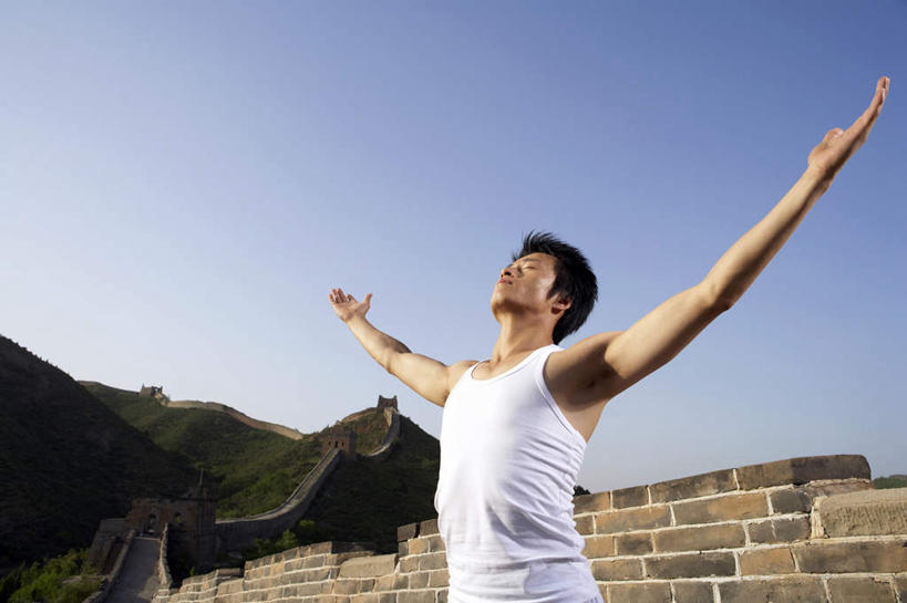 东方人,老年人,肌肉,健壮,一个人,运动员,站,举,微笑,横图,室外,白天,留白,侧面,运动服,锻炼,快乐,自由,成功,比赛,运动,信心,竞争,美景,日落,山,长城,日光,亚洲,表演,伸展,准备,体操,瓷器,景观,围墙,训练,拿着,历史,娱乐,传统,城墙,白色,自然,地标建筑,夏天,托,职业,休闲,健康,景色,安静,放松,活力,力量,平衡,想,伸手,瑜珈,汗衫,生长,青春,宁静,动作,专心,高雅,享乐,练习,强壮,体育运动,愉悦,清新,中国文化,自然风光,出示,田径运动,想象,弹性,东亚,坚持,万里无云,北京市,稳定,灵性,技能,能力,体育,男人,男性,年轻男性,亚洲人,中国人,年轻人,休闲活动,体育运动员,运动选手,闭着眼睛,举起,举手,举着,向上举,向上伸,向上托,半身,彩图,健身,欢乐,精力,韧性,结尾,苦尽甘来
