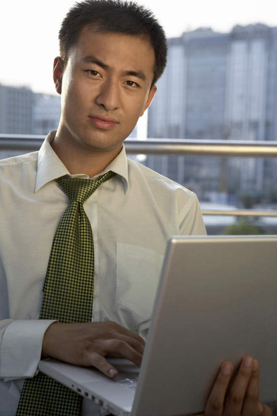 一个人,坐,竖图,室外,正面,仰视,信心,笔记本电脑,互联网,技术,日落,城市,摩天大楼,北京,中国,亚洲,小贩,工作,领带,联系,干净,现代,自然,夏天,看,放松,活力,凝视,摄影,环境,组织,便利,专心,舒适,经理,运送,搜寻,年轻男性,中国人,年轻人,半身,彩图,低角度拍摄,办公室职员