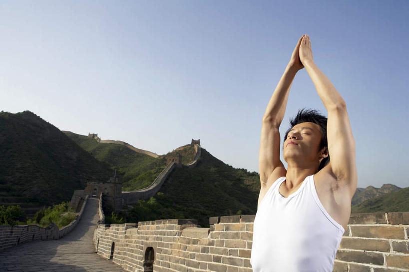 东方人,老年人,肌肉,健壮,一个人,运动员,站,举,微笑,横图,室外,白天,留白,侧面,运动服,锻炼,快乐,自由,成功,比赛,运动,信心,竞争,美景,日落,山,长城,日光,亚洲,表演,伸展,准备,体操,瓷器,景观,围墙,训练,拿着,历史,娱乐,传统,城墙,白色,自然,地标建筑,夏天,托,职业,休闲,健康,景色,安静,放松,活力,力量,平衡,想,伸手,瑜珈,汗衫,生长,青春,宁静,动作,专心,高雅,享乐,练习,强壮,体育运动,愉悦,清新,中国文化,自然风光,出示,田径运动,想象,弹性,东亚,坚持,万里无云,北京市,稳定,灵性,技能,能力,体育,男人,男性,年轻男性,亚洲人,中国人,年轻人,休闲活动,体育运动员,运动选手,闭着眼睛,举起,举手,举着,向上举,向上伸,向上托,半身,彩图,健身,欢乐,精力,韧性,结尾,苦尽甘来