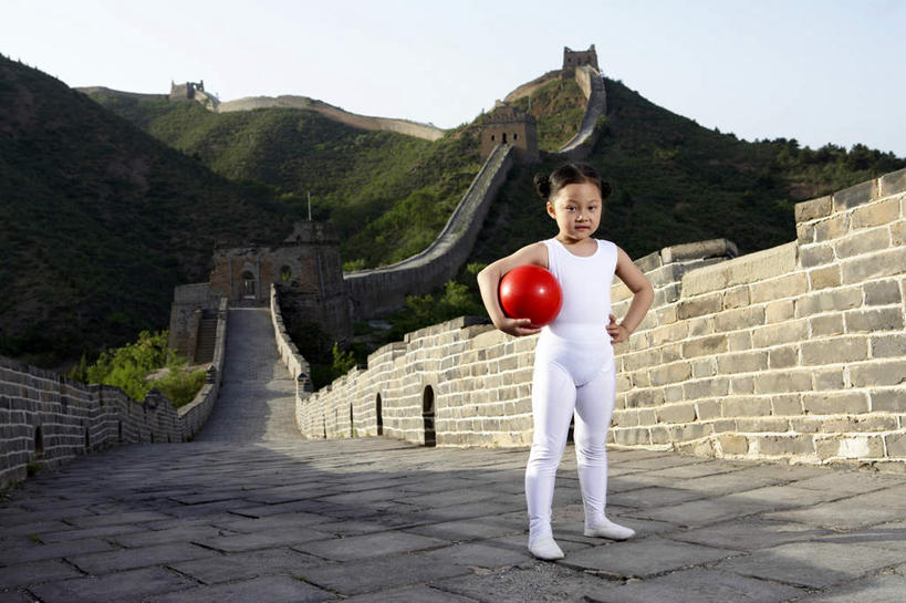 东方人,儿童,老年人,一个人,学生,运动员,站,微笑,横图,室外,白天,留白,正面,锻炼,快乐,自由,纯洁,骄傲,比赛,运动,信心,竞争,美景,日落,山,山脉,长城,日光,亚洲,仅一个女性,仅一个人,准备,体操,瓷器,景观,围墙,训练,拿着,历史,娱乐,城墙,刺激,小孩,红色,白色,自然,地标建筑,夏天,叉腰,看,靠,靠着,仅一个小孩,职业,休闲,球体,景色,安静,放松,活力,可爱,童年,童趣,凝视,生长,宁静,专心,高雅,优美,享乐,练习,体育运动,愉悦,清新,中国文化,自然风光,出示,田径运动,自由体操,童真,东亚,烂漫,无邪,发展,艺术体操,万里无云,北京市,技能,体育,天真,女孩,女人,女性,亚洲人,中国人,孩子,体育运动员,运动选手,彩图,健身,欢乐,女生,紧身连衣裤,苦尽甘来