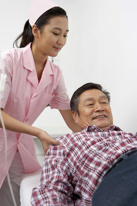 老年人,两个人,病人,护士,医院,站,躺,竖图,室内,正面,仰视,北京,中国,亚洲,科学,摄影,协助,关爱,麻烦,年轻女性,中国人,年轻人,彩图,低角度拍摄,门诊部