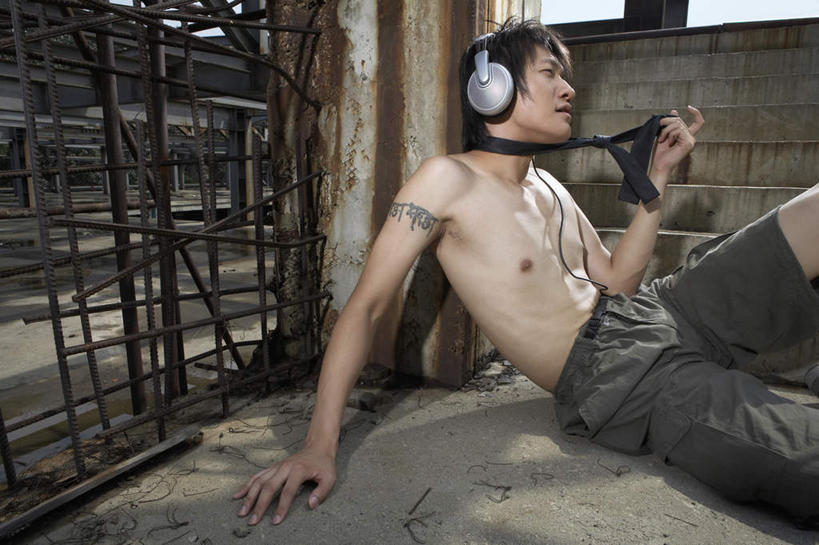 一个人,坐,横图,室外,留白,侧面,仰视,时尚,寂寞,技术,北京,中国,亚洲,短裤,生食,领带,热,音乐,听,水泥,纹身,建筑工地,夏天,休息,休闲,疲倦,放松,想,摄影,生长,疲劳,专心,酷,简单,疲惫,愉悦,肖像,困乏,疲乏,委顿,疲困,疲顿,疲钝,倦怠,怠倦,迷惑,厌倦,年轻男性,中国人,年轻人,触摸,低角度拍摄