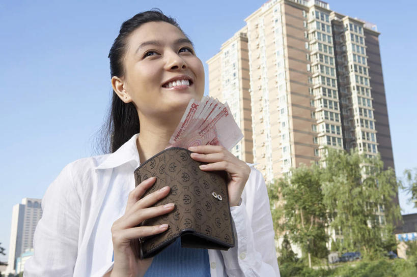 一个人,银行,站,微笑,横图,室外,留白,正面,仰视,幸福,信心,人民币,城市,北京,中国,亚洲,T恤,现代,刺激,夏天,看,想,凝视,财富,金融,摄影,钱包,希望,环境,专心,愉悦,购买,运送,房地产,出示,选择,想象,繁荣,年轻女性,中国人,年轻人,半身,低角度拍摄,机遇,房屋建设