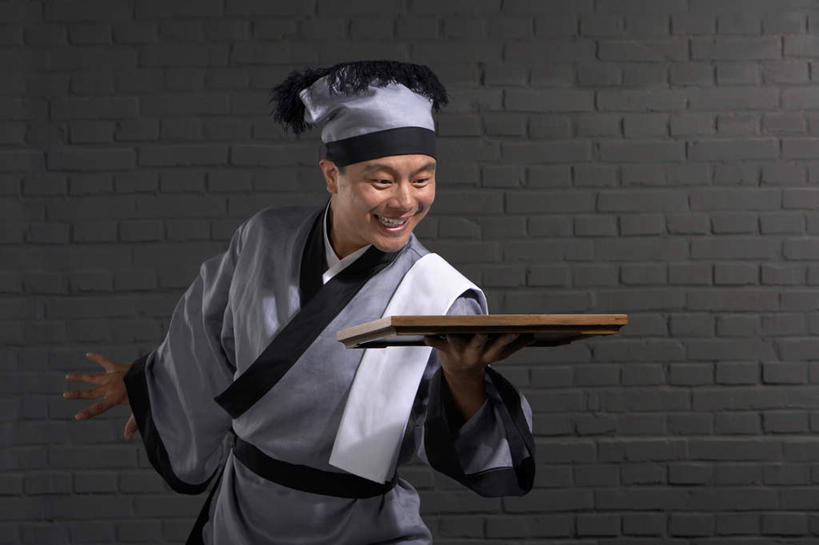 一个人,服务员,笑,微笑,露齿笑,横图,制服,幸福,仅一个男性,仅一个人,表演,准备,餐盘,仅一个年轻男性,灰色,盘子,职业,服务,摄影,幽默,关爱,中国文化,问候,机敏,男人,男性,年轻男性,中国人,年轻人,服务生,侍者,彩图,影棚拍摄,传统服装,传统文化,精力,西汉王朝