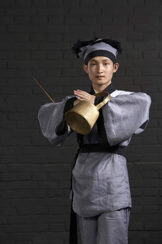 一个人,服务员,竖图,制服,仅一个男性,仅一个人,表演,倒,准备,茶道,茶叶,汤碗,古代,仅一个年轻男性,灰色,茶壶,服务,摄影,专心,准确,关爱,中国文化,技能,男人,男性,年轻男性,中国人,年轻人,服务生,侍者,彩图,影棚拍摄,传统服装,传统文化,西汉王朝