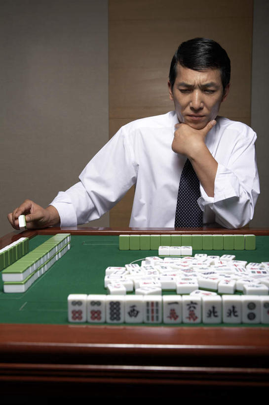 东方人,成年人,中年人,老年人,脸,头,脸颊,一个人,商务人士,商务男性,坐,竖图,室内,正面,衬衫,商务,游戏,家具,桌子,一排,许多,堆叠,套装,丰富,检查,整齐,瓷砖,符号,很多,扭曲,托腮,注视,娱乐,传统,会所,肩膀,排列,麻将,观察,看,休闲,决定,想,沉思,皱眉头,俱乐部,摄影,生活方式,观看,堆,察看,愉悦,队列,关注,决心,商务装,选择,挑战,工薪阶层,策略,技能,迷惑,机会,男人,男性,中国人,头部,脸部,脸蛋,面部,白领,上班族,休闲活动,彩图,衬衣,社交,图像技术