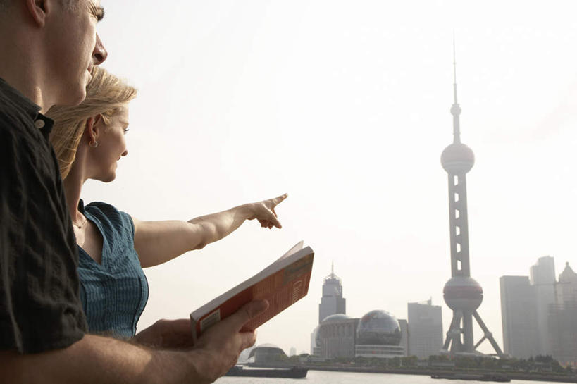 成年人,中年人,老年人,脸,头,脸颊,两个人,丈夫,妻子,码头,横图,室外,白天,留白,侧面,旅游,度假,友谊,美景,天际线,城市风光,城市,港口,建筑,摩天大楼,上海,日光,行人,游客,游人,指,检查,景观,塔,指点,娱乐,现代,路人,旅客,肩膀,地标建筑,外滩,看,手势,享受,休闲,景色,放松,摄影,指向,逆光,拜访,婚姻,搜寻,图尔,异性恋,过客,男人,男性,女人,女性,头部,脸部,脸蛋,面部,书,彩图,旅行,摆渡口,埠头,渡口,渡头,港湾,海港,货运码头,口岸,商港,当代,东方明珠塔,伴侣,打手势,白色人种