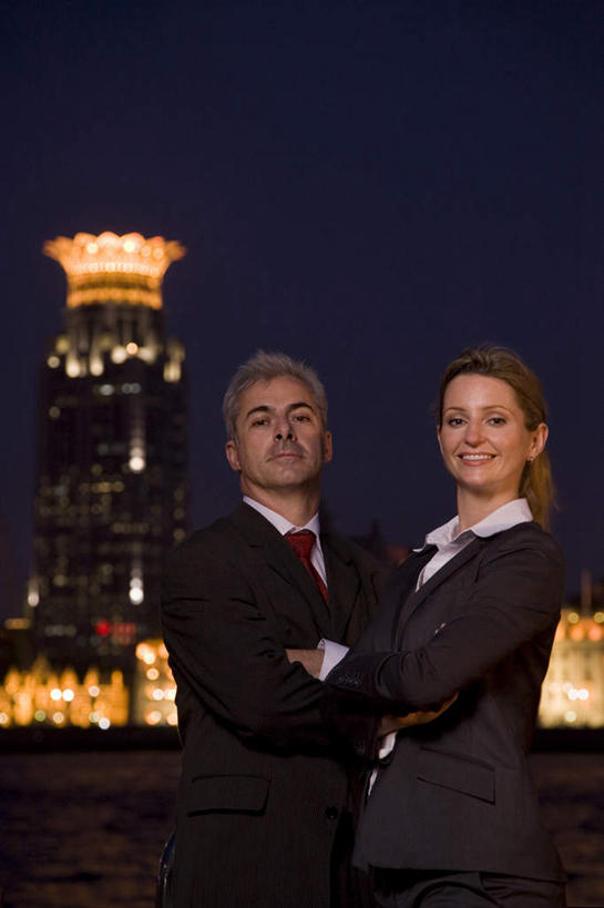 成年人,中年人,老年人,两个人,商务人士,商务男性,商务女性,码头,站,双手交叉,微笑,竖图,室外,夜晚,留白,衬衫,商务,合作,团队,信心,河流,港口,摩天大楼,上海,套装,塔,衣服,外滩,摄影,照亮,双手抱胸,肖像,商务装,反差,合伙,工薪阶层,男人,男性,女人,女性,白领,上班族,外衣,半身,彩图,衬衣,旅行,摆渡口,埠头,渡口,渡头,港湾,海港,货运码头,口岸,商港,商务旅行,白色人种,摆拍,态度