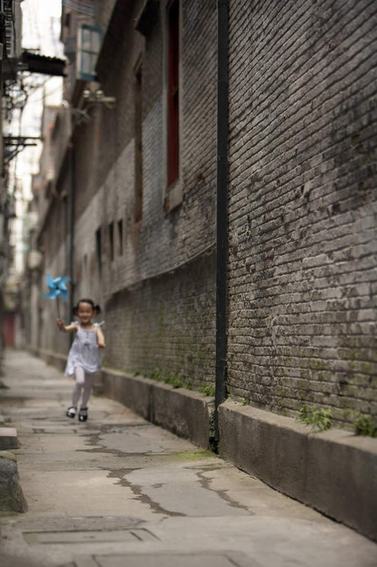 东方人,儿童,一个人,跑,举,微笑,竖图,室外,白天,留白,运动模糊,快乐,满意,自由,幸福,纯洁,街道,路,纸风车,玩具,上海,旋转,娱乐,一个,小孩,托,可爱,乐趣,童年,童趣,转,摄影,生活方式,单个,享乐,童真,烂漫,无邪,解放,无忧无虑,天真,信任,女孩,女性,中国人,孩子,休闲活动,举起,举手,举着,向上举,向上伸,向上托,彩图,欢乐,精力,巷