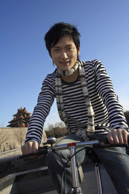 东方人,成年人,一个人,公园,故宫,坐,微笑,竖图,室外,特写,白天,正面,仰视,锻炼,旅游,快乐,自由,幸福,街道,自行车,北京,亚洲,仅一个男性,条纹,瓷器,休闲装,车,脚踏车,骑,围巾,交通工具,骑车,摄影,享乐,载具,手把,东亚,万里无云,快活,欢愉,康乐,无忧无虑,冒险,年轻男性,亚洲人,中国人,年轻人,休闲活动,彩图,低角度拍摄,高兴