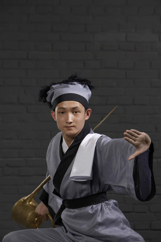 一个人,服务员,竖图,制服,仅一个男性,仅一个人,表演,倒,准备,茶道,茶叶,汤碗,古代,仅一个年轻男性,灰色,茶壶,服务,摄影,专心,准确,关爱,中国文化,技能,男人,男性,年轻男性,中国人,年轻人,服务生,侍者,彩图,影棚拍摄,传统服装,传统文化,西汉王朝