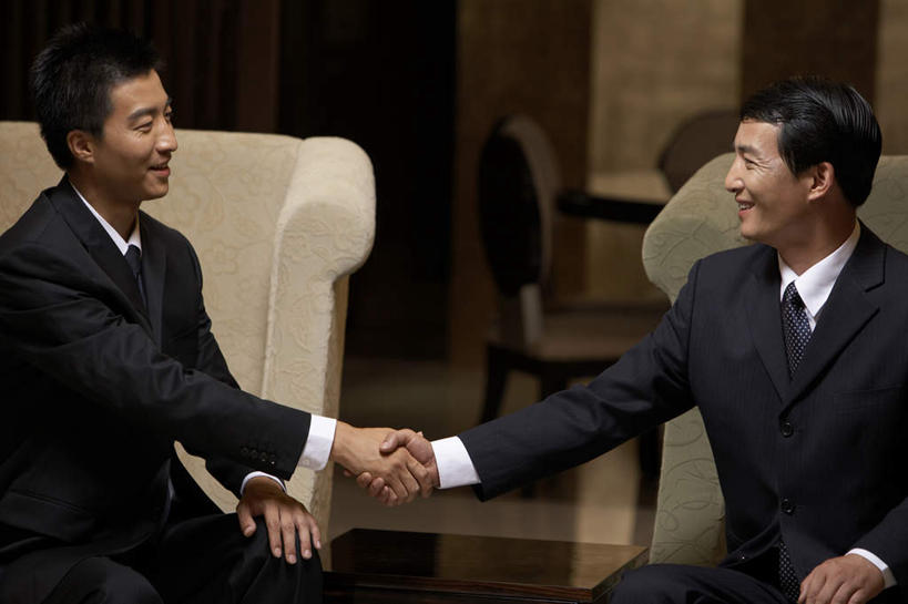 东方人,成年人,中年人,老年人,两个人,商务人士,商务男性,坐,握手,微笑,横图,室内,留白,衬衫,商务,讨论,快乐,满意,幸福,成功,合作,团队,信心,家具,椅子,套装,会议,球门,娱乐,会所,座位,衣服,面对面,同意,俱乐部,摄影,享乐,成就,华贵,问候,商务装,合伙,工薪阶层,完成,男人,男性,中国人,年轻人,白领,上班族,外衣,张开手臂,彩图,衬衣,欢乐,机遇,联合镇,社交