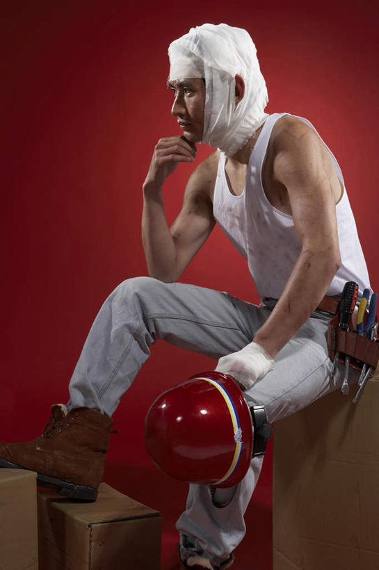 东方人,成年人,头,下巴,一个人,建筑工人,办公室,坐,竖图,侧面,商务,旅途,成功,信心,建筑业,建筑,亚洲,仅一个男性,仅一个人,撑,沮丧,瓷器,工具,纸箱,拿着,托腮,牛仔裤,休闲装,工人,仅一个年轻男性,红色,安全帽,建筑工地,托,职业,休息,概念,疲倦,想,皱眉头,工业,肮脏,螺丝刀,伤口,疲劳,疲惫,托下巴,决心,努力,痛苦,问题,受伤,困乏,东亚,发展,邋遢,北京市,疲乏,委顿,疲困,疲顿,疲钝,倦怠,怠倦,龌龊,污秽,损伤,危险,男人,男性,年轻男性,亚洲人,中国人,年轻人,头部,员工,绷带,彩图,影棚拍摄,挫伤,匠人,劳动者,体力工,工头