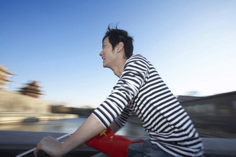 东方人,成年人,一个人,故宫,坐,微笑,横图,室外,特写,白天,侧面,运动模糊,锻炼,旅游,快乐,兴奋,自由,幸福,街道,自行车,帽子,北京,亚洲,仅一个男性,条纹,瓷器,休闲装,车,脚踏车,骑,交通工具,靠,靠着,骑车,摄影,迅速,享乐,载具,手把,东亚,万里无云,快活,欢愉,康乐,无忧无虑,冒险,年轻男性,亚洲人,中国人,年轻人,休闲活动,半身,彩图,高兴