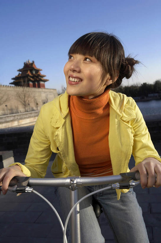 东方人,成年人,一个人,故宫,坐,微笑,竖图,室外,特写,白天,正面,锻炼,旅游,快乐,幸福,街道,自行车,北京,亚洲,仅一个年轻女性,仅一个女性,仅一个人,行人,游客,游人,瓷器,休闲装,路人,旅客,车,脚踏车,骑,交通工具,骑车,探索,摄影,享乐,载具,手把,东亚,万里无云,快活,欢愉,康乐,过客,无忧无虑,年轻女性,女人,女性,亚洲人,中国人,年轻人,休闲活动,彩图,高兴,精力