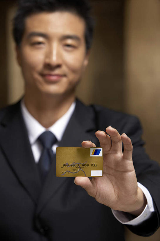 东方人,成年人,脸,头,脸颊,一个人,商务人士,商务男性,微笑,竖图,室内,特写,正面,衬衫,商务,快乐,满意,幸福,成功,信心,名片,套装,球门,娱乐,会所,肩膀,衣服,概念,俱乐部,摄影,控制,权威,享乐,成就,肖像,出示,商务装,工薪阶层,渴望,完成,男人,男性,中国人,年轻人,头部,脸部,脸蛋,面部,白领,上班族,外衣,张开手臂,彩图,衬衣,欢乐,机遇,社交,摆拍