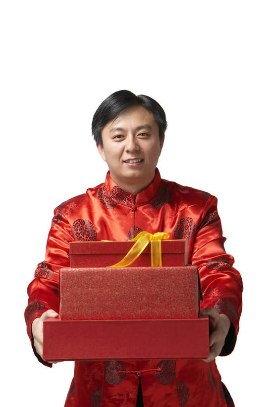 东方人,成年人,中年人,头发,一个人,家庭,站,笑,微笑,露齿笑,竖图,白色背景,快乐,兴奋,幸福,赚钱,礼物,中国,春节,亚洲,仅一个男性,旗袍,庆祝,装饰,包装,包装纸,缎带,祝福,拿着,传统,刺激,盒子,黑色,温暖,温馨,一家人,财富,摄影,影棚,发送,和睦,高雅,享乐,中国文化,摄影棚,祝贺,肖像,东亚,元旦,男人,亚洲人,中国人,半身,影棚拍摄,传统服装,拍摄,给予,融洽,传统文化,传统节日