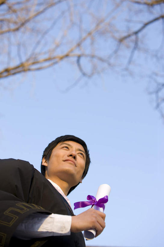 东方人,成年人,脸,头,脸颊,一个人,学生,站,竖图,室外,白天,仰视,幸福,智慧,骄傲,成功,信心,日光,中国,仅一个男性,文凭,教育,肩膀,摄影,流苏,知识,享乐,学士帽,毕业,成就,肖像,学士服,东亚,万里无云,垂布,学士袍,男人,男性,年轻男性,亚洲人,中国人,年轻人,头部,脸部,脸蛋,面部,大学生,彩图,低角度拍摄,大学