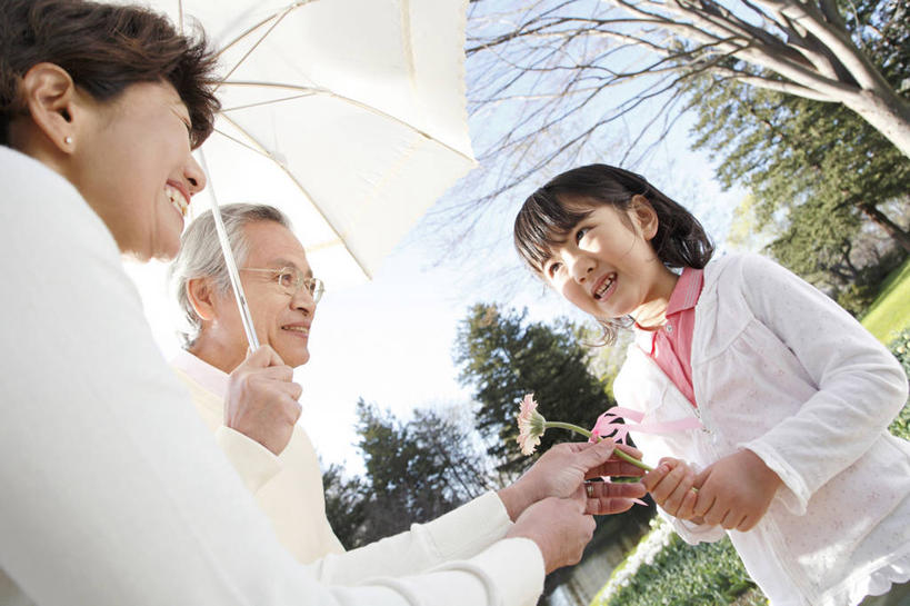 东方人,儿童,老年人,家庭,丈夫,妻子,祖父母,祖母,祖父,公园,微笑,室外,纯洁,植物,礼物,缎带,树,小孩,春天,温暖,温馨,一家人,可爱,童年,童趣,生活方式,和睦,退休,肖像,童真,烂漫,无邪,天真,男人,男性,女孩,女人,亚洲人,孩子,孙女,彩图,爱,融洽