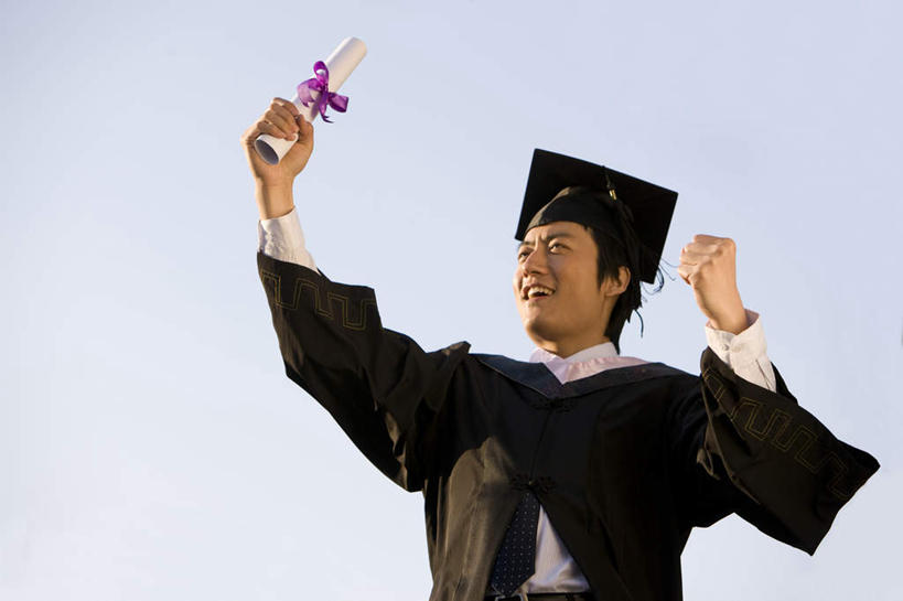 东方人,成年人,一个人,学生,站,举,笑,微笑,露齿笑,横图,室外,白天,侧面,快乐,幸福,智慧,骄傲,成功,信心,日光,中国,仅一个男性,庆祝,文凭,教育,手势,托,摄影,流苏,知识,享乐,学士帽,毕业,成就,肖像,学士服,东亚,万里无云,垂布,学士袍,男人,男性,年轻男性,亚洲人,中国人,年轻人,大学生,举起,举手,举着,向上举,向上伸,向上托,半身,彩图,大学,打手势