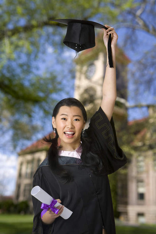 东方人,成年人,一个人,学生,学校,教学楼,站,竖图,室外,白天,正面,幸福,智慧,骄傲,成功,信心,中国,仅一个女性,文凭,教育,校园,刺激,树,教室,摄影,流苏,知识,享乐,学士帽,毕业,成就,肖像,学士服,东亚,垂布,学士袍,年轻女性,女人,女性,亚洲人,中国人,年轻人,大学生,半身,彩图,大学,教学大楼