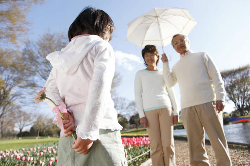 东方人,儿童,老年人,家庭,丈夫,妻子,祖父母,祖母,祖父,公园,微笑,室外,纯洁,植物,礼物,缎带,树,小孩,春天,温暖,温馨,一家人,可爱,童年,童趣,生活方式,和睦,退休,肖像,童真,烂漫,无邪,天真,男人,男性,女孩,女人,亚洲人,孩子,孙女,彩图,爱,融洽