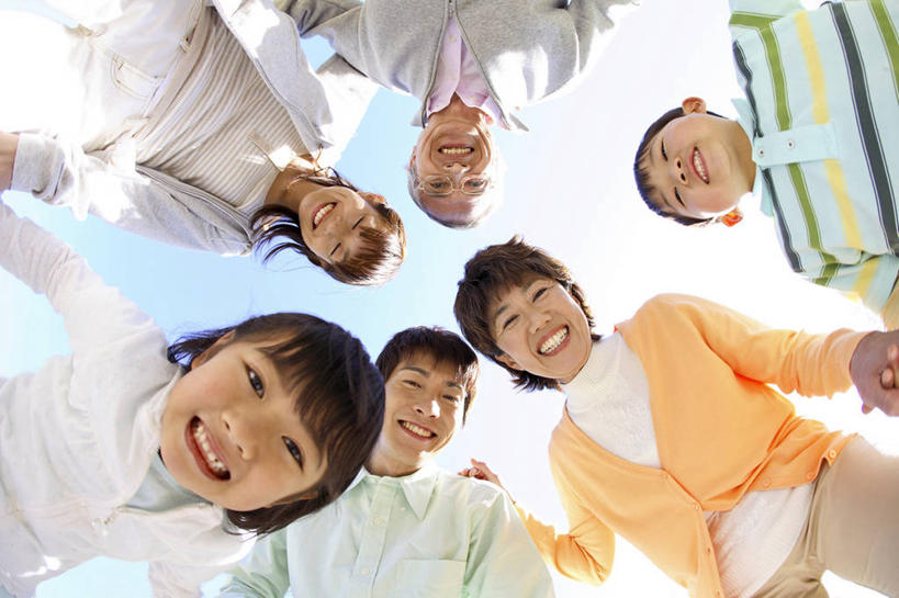 东方人,儿童,老年人,家庭,母亲,父亲,女儿,儿子,祖父母,祖母,祖父,微笑,室外,纯洁,植物,树,小孩,天空,春天,温暖,温馨,一家人,可爱,童年,童趣,生活方式,和睦,肖像,童真,烂漫,无邪,天真,男孩,男人,男性,女孩,女人,亚洲人,孩子,年轻人,孙女,孙子,彩图,融洽