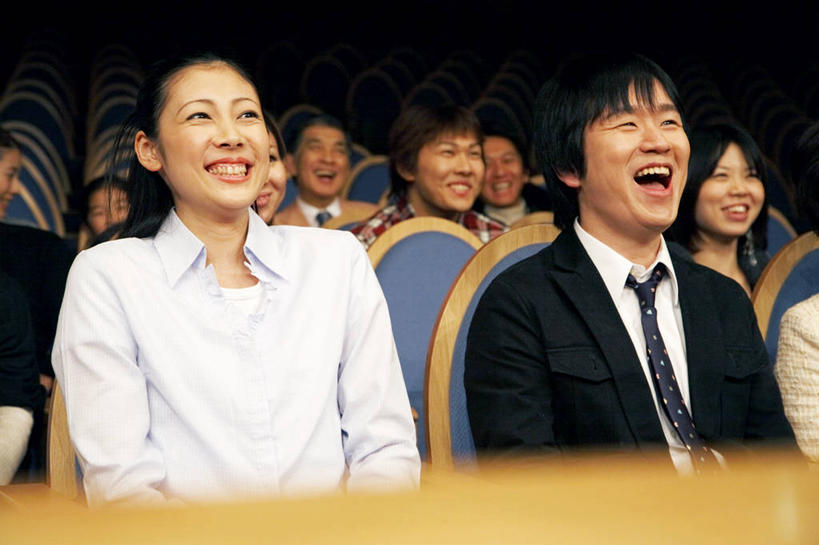 东方人,少年,观众,笑,微笑,剧院,椅子,许多人,娱乐,座位,一群人,生活方式,享乐,男人,男性,女人,亚洲人,年轻人,彩图