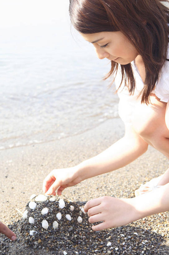 东方人,一个人,室外,海洋,亚洲,沙子,地形,风景,自然,夏天,约会,生活方式,异性恋,女人,亚洲人,年轻人,海滩,彩图,爱