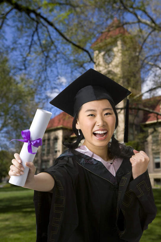 东方人,成年人,一个人,学生,学校,教学楼,站,竖图,室外,白天,正面,幸福,智慧,骄傲,成功,信心,中国,仅一个女性,庆祝,文凭,教育,校园,刺激,树,教室,摄影,流苏,知识,享乐,学士帽,毕业,成就,学士服,东亚,垂布,学士袍,年轻女性,女人,女性,亚洲人,中国人,年轻人,大学生,半身,彩图,大学,教学大楼