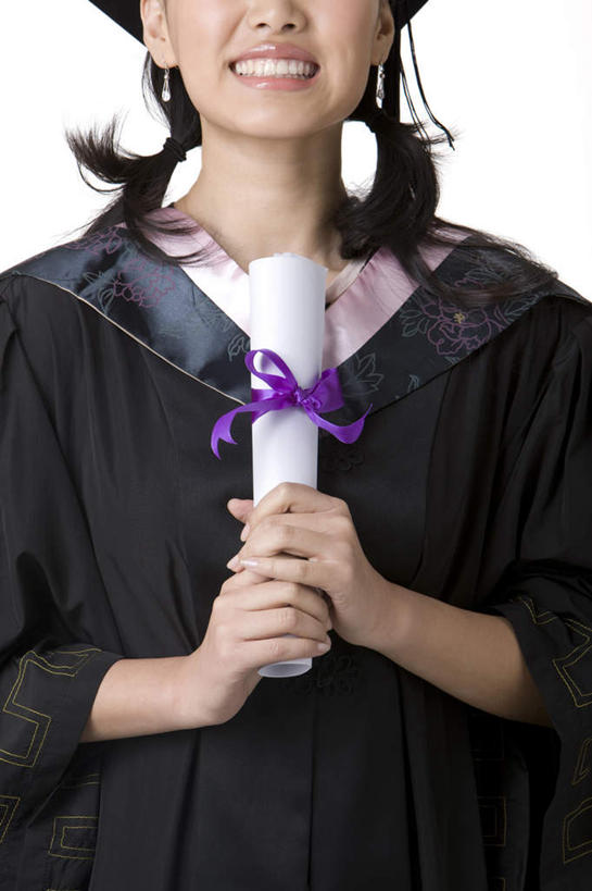 东方人,成年人,一个人,学生,站,竖图,白色背景,正面,满意,幸福,智慧,骄傲,成功,信心,中国,仅一个女性,文凭,教育,摄影,流苏,影棚,知识,享乐,学士帽,毕业,成就,摄影棚,肖像,学士服,东亚,垂布,学士袍,年轻女性,女人,女性,亚洲人,中国人,年轻人,大学生,闭着眼睛,彩图,影棚拍摄,拍摄,大学,感知